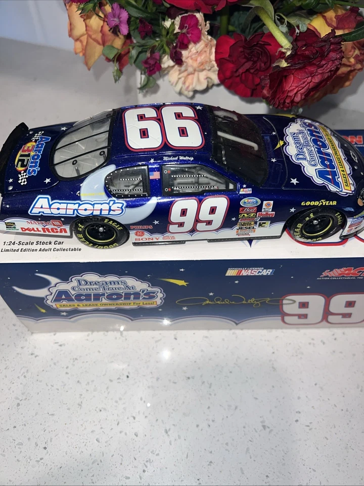 Dos NASCAR Die Cast 1:24 para Michael y Darrell Waltrip. Action Coll, LE Bank Foto 2 de 4