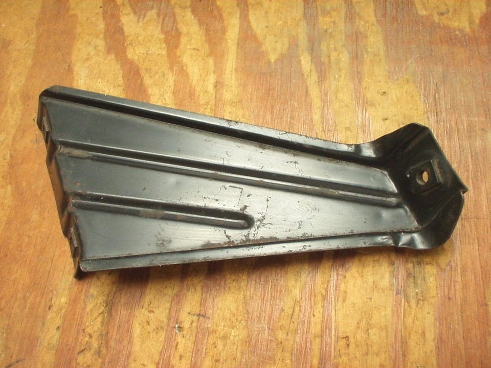 Oldsmobile Delta 88 Custom Cruiser 98 LH 1973 guardabarros soporte GM # 36911 ¡Nuevo en caja! Foto 2 de 2