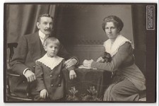 Photography Wilhelm Knarr, R�desheim, Innstr. 42, Portrait of a Family at the Table 