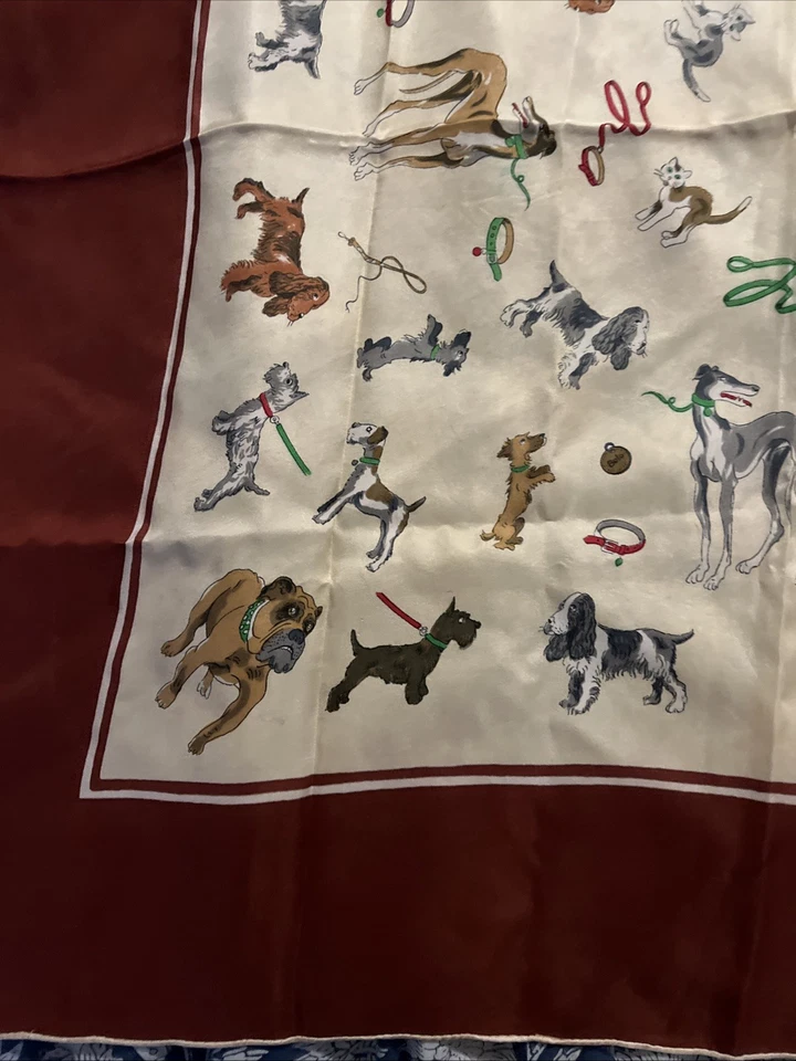 Bufanda de seda vintage para perros con bordes enrollados a mano Foto 2 de 4
