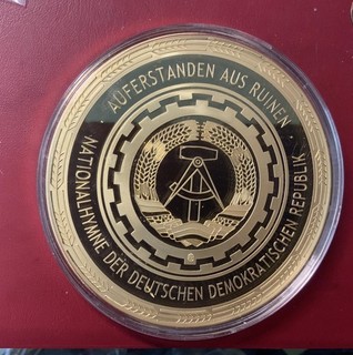 Gigant Medaille PP/vergoldet/Farbe 100 mm 376 g Nationalhymne der DDR (209)