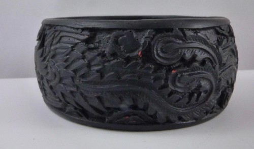 Brazalete Antiguo Cinnabar Negro Dragón Tallado Chino 1 3/8" RARO - Imagen 4 de 5