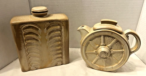 Set MCM VTG Frankoma Pottery Desert Sand Decanter and 94T Wagon Wheel Teapot