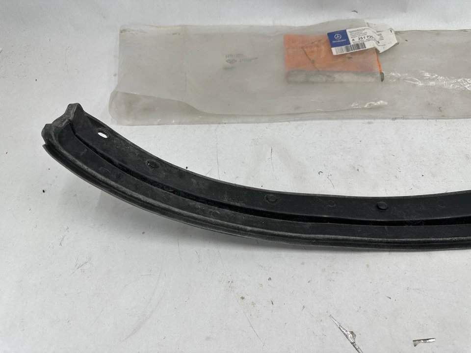 2006-2012 MERCEDES R350 FRONT DOOR SEAL WEATHERSTRIP DRIVER LH A 251 720 06 78 - Image 2 of 4