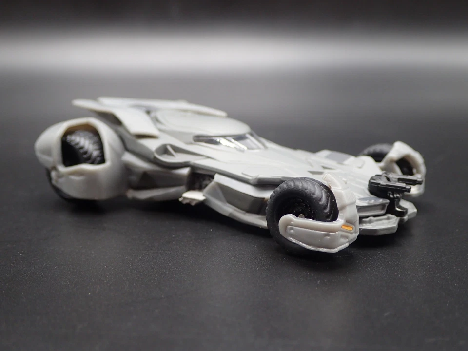 BATMAN Vs Superman Batmobile 1:50 Scala da Collezione Diorama Modellino Auto - Immagine 4 di 4