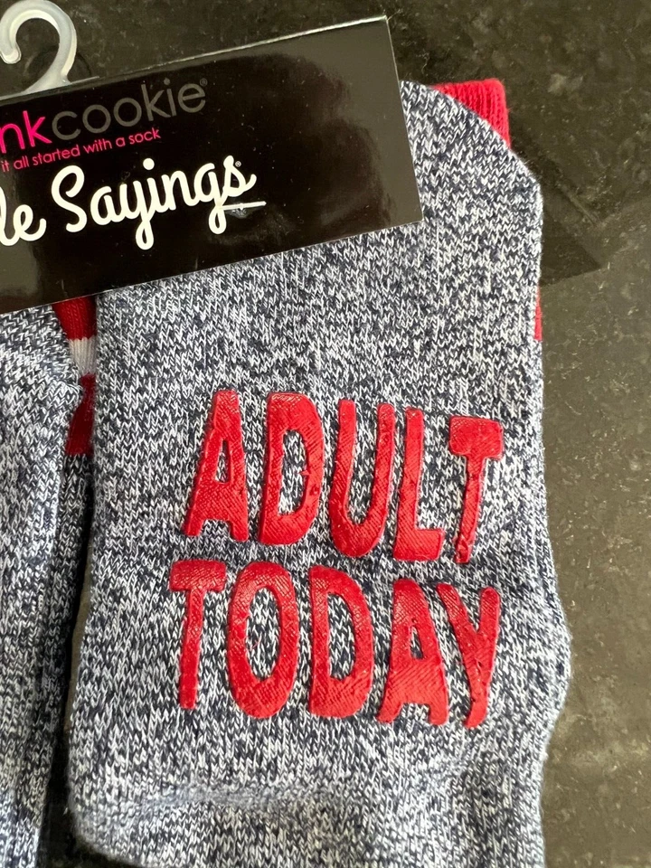Calcetines-Suela de galleta rosa dichos "No puedo y adulto hoy" gris con rojo *talla mediana* Foto 3 de 4