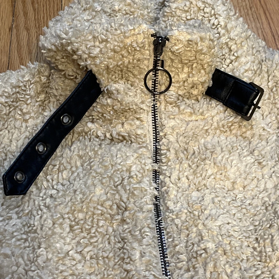 Chaqueta de peluche de piel sintética Madden Girl talla S/P ribete de cuero sintético marrón claro tostado Foto 3 de 4