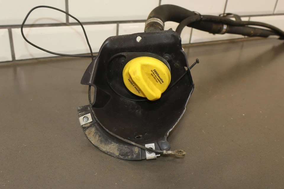 Chevrolet Suburban 07-14 5,3 L OEM cuello de llenado de combustible Southern Foto 2 de 4