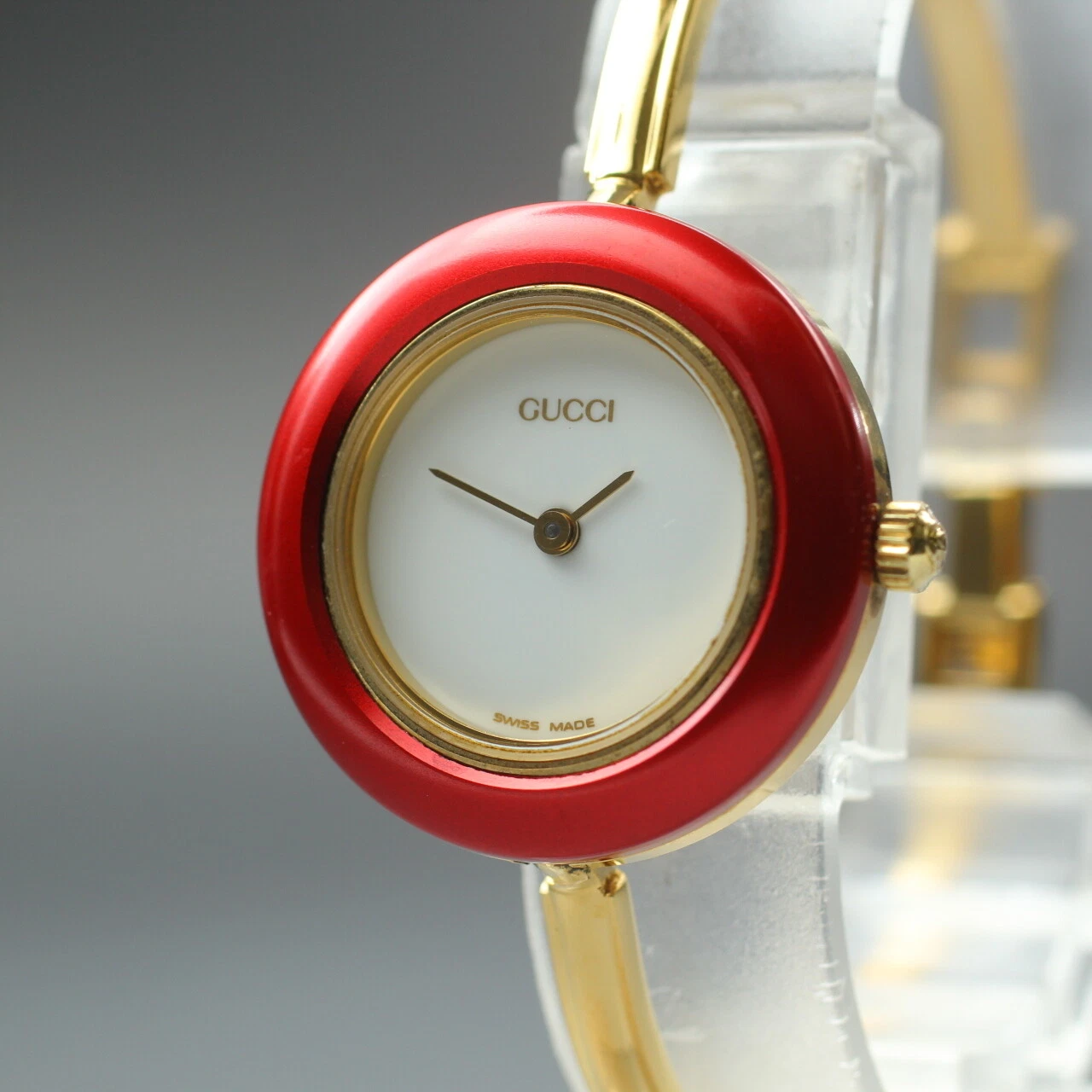 [Presque comme neuve] Montre femme Gucci lunette changeante 11/12,2 lunette dorée rouge quartz