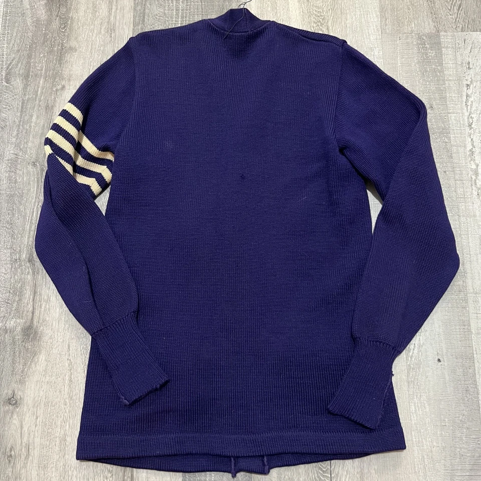 Cardigã vintage anos 50/60 Chick Chester Sportswear MP Varsity malha lã roxa - Imagem 3 de 4