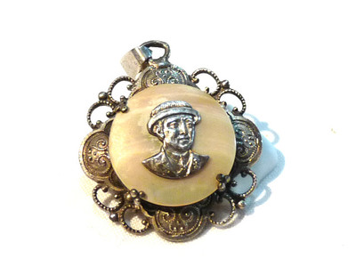 Pendentif Régional Vendée En Nacre - Chapeau Maraîchin Argenté - Occasion
