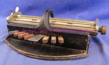 Perkins Braillewriter mit Holztas. - Schreibmaschine alt antik - Samlg. GAT 1799