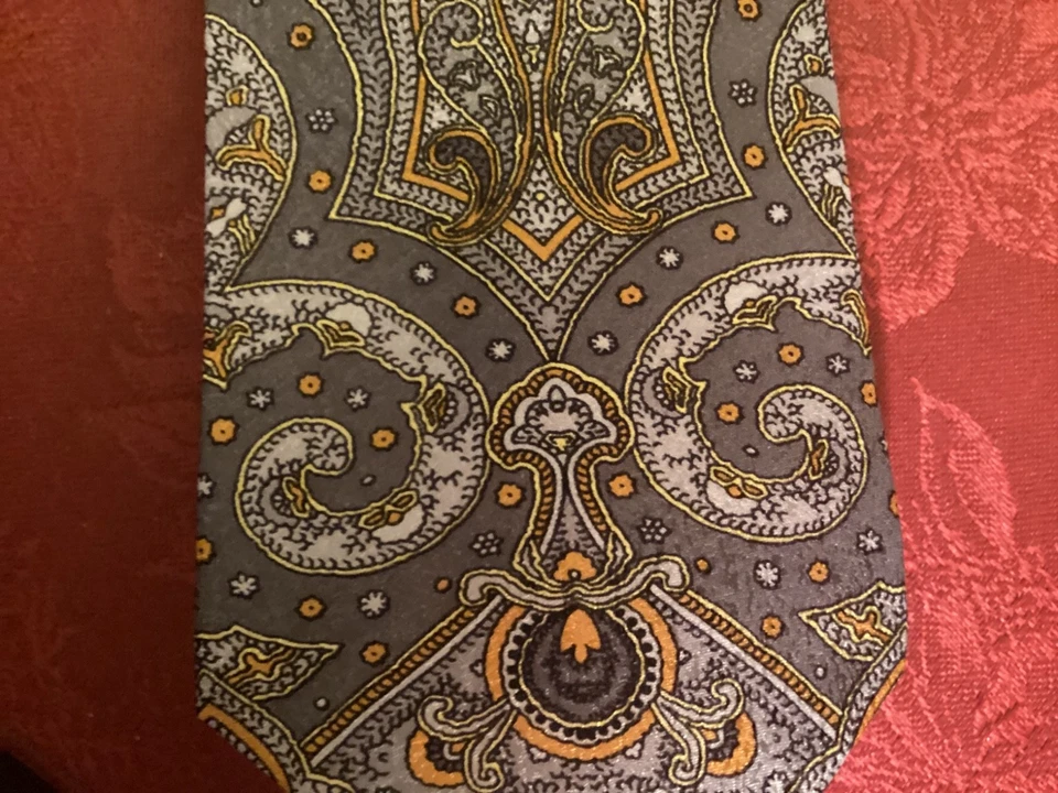 "Corbata Gianni Versace, dorada, negra y gris, longitud 57"" ancho 3 3/4""" Foto 2 de 4