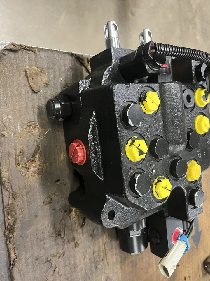 OEM Nueva válvula de control de stock antiguo se adapta a minicargadora Case 60xt 70xt ¡AUTOIVELANTE!! Foto 4 de 4