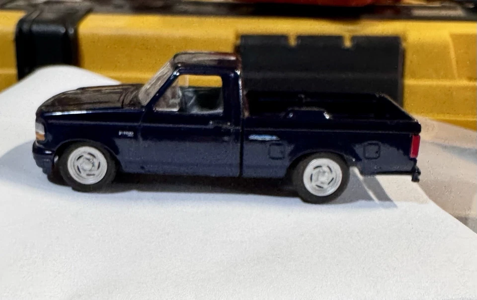 Ford Lightning OG JL azul muy buen estado súper limpio. Tienen ruedas/ejes de stock incluidos Foto 4 de 4