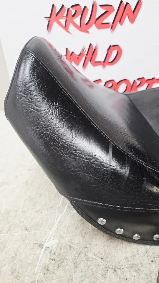 Suzuki Boulevard C109RT 2008 Mustang asiento del conductor ancho con tachuelas con respaldo Foto 3 de 4