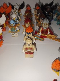 LEGO Legends of Chima 45+ Minifigure Lot w/ Accessories and build! 
