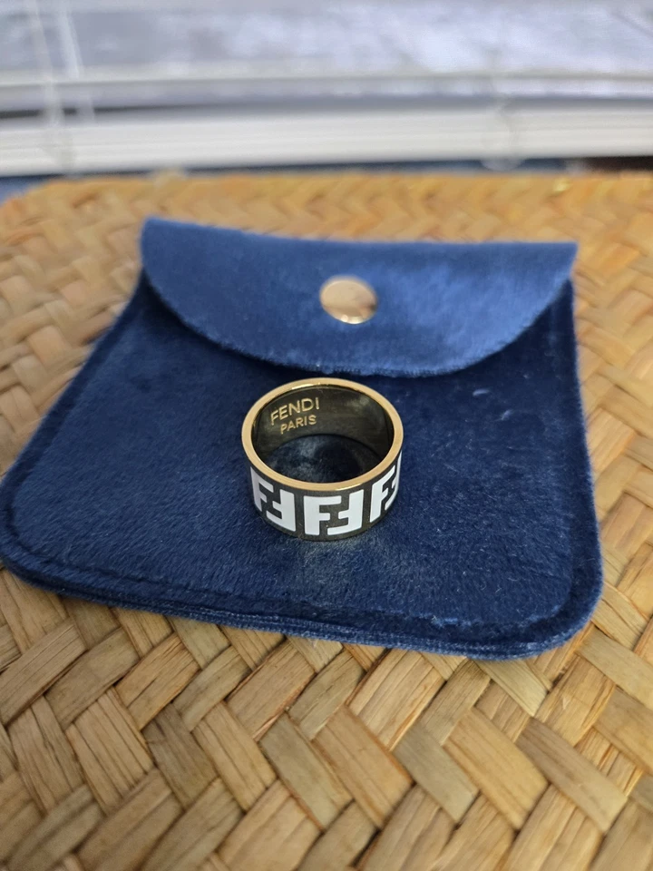 Anillo de diseño con banda de oro Foto 3 de 4