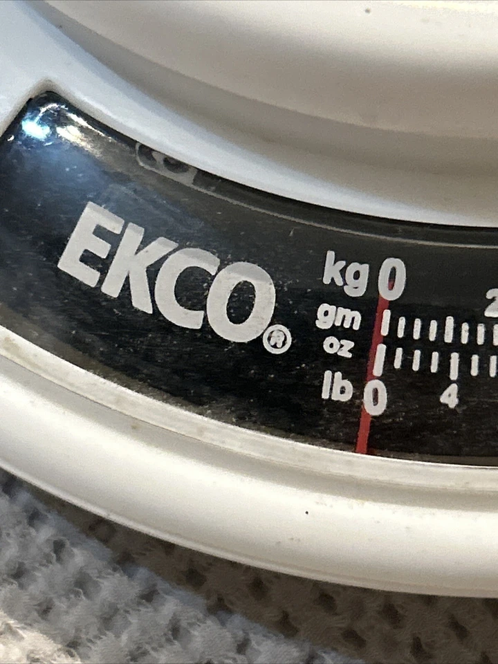 Escala Ekco. Pesa hasta 5 libras. Tiene juegos de tazas encima para poner cosas. Foto 2 de 4