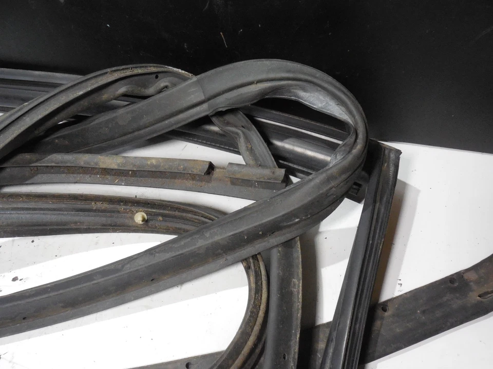 Juego de molduras de tiras climáticas para puerta trasera izquierda 00-08 Jaguar tipo S Foto 2 de 4