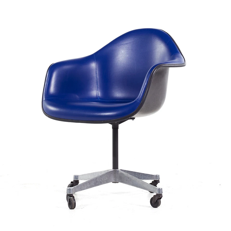 Silla de oficina giratoria Eames for Herman Miller MCM azul oscuro acolchada de fibra de vidrio Foto 3 de 4