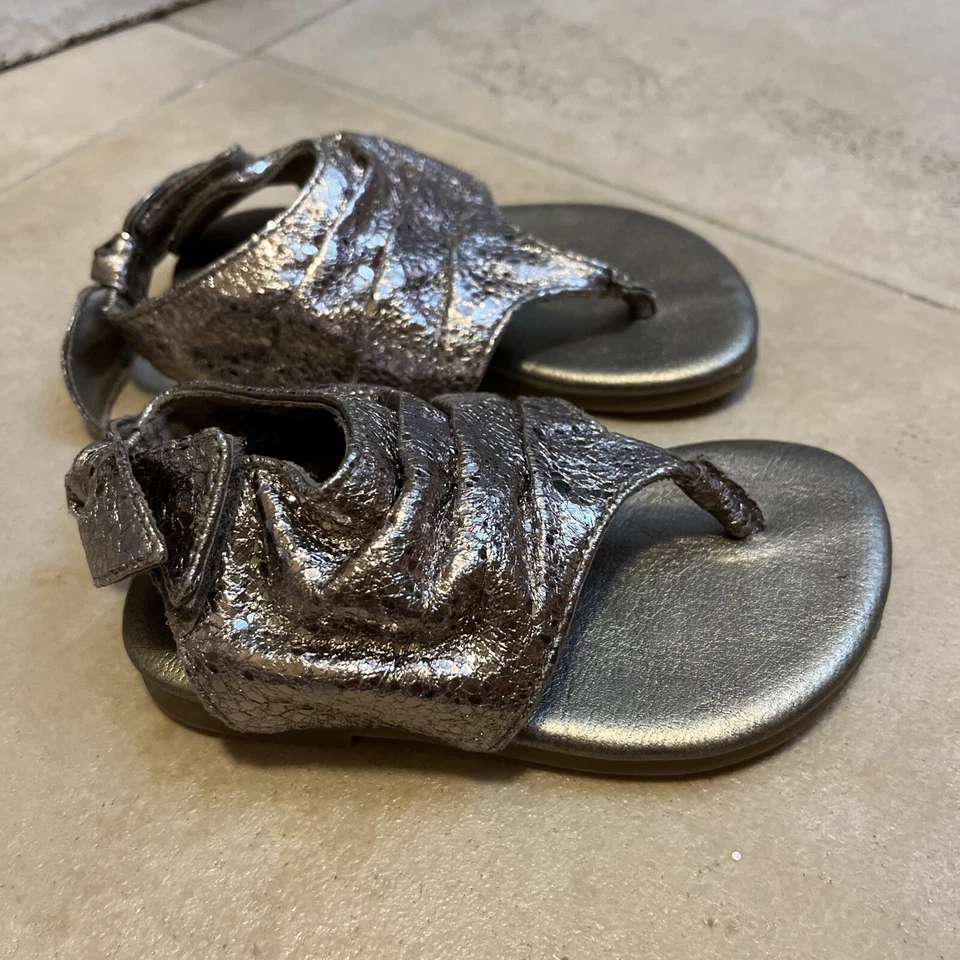Sandalias elegantes para niñas pequeñas talla 5 1/2 estaño dorado brillante Foto 4 de 4