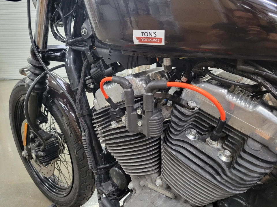 Kit de reubicación de bobina Ton's Harley Sportster con cables de bujía naranja 07+ V1 Foto 4 de 4