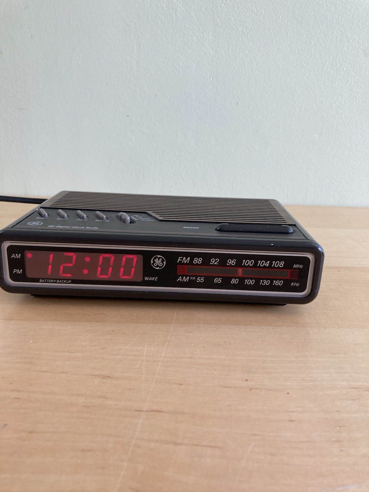 GE Digital Alarm Clock Radio AM FM Woodgrain Model 7-4612A Classic Style