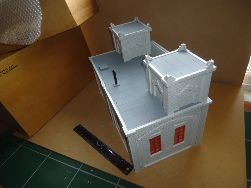 PIKO G GAUGE 62242 FIRE STATION WORKING SHUTTERS & WOODEN BOX AS SHOWN - Image 3 of 4