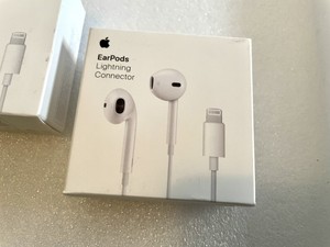 Apple Earpods with Lightning connector for iPhone 7/8 / X – KRM  INTERNATIONAL TRADING, S.L.