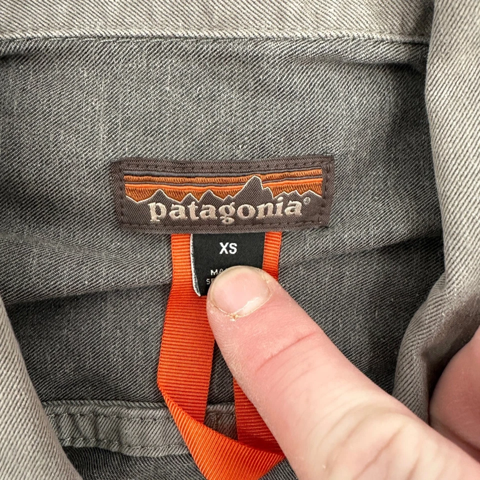 Patagonia Men's Gray Button Down Long Sleeve Shirt Size XS Organic Cotton Blend - Image 2 of 4