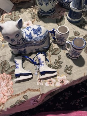 Lot Of 5 Delft-like Items. Cat Trinket Box, 2 Ice Skates, 2 Mini Steins