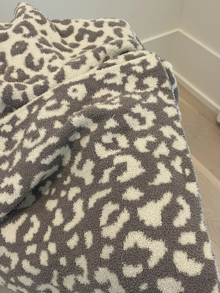 Manta Cupcakes y Cachemira 50" x 70" Blanco Gris Leopardo Talla Grande Usada en Excelente Condición Foto 3 de 4