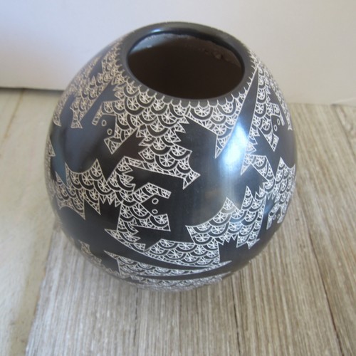 5" Pottery Santiago Ortega Black and White Pottery Lizard Graphic - Picture 3 of 6