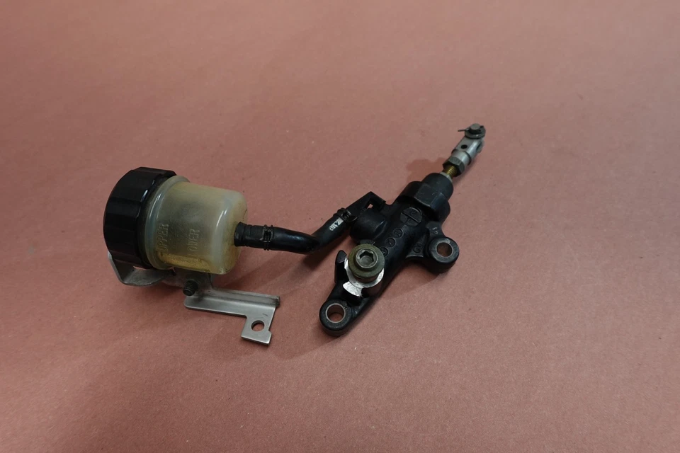 Cilindro maestro de freno trasero Yamaha YZF R1 2004-2006 Foto 2 de 4