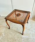 Table d’appoint vintage Ilse Möbel n°4305 en bois et cannage – Bout de canapé 