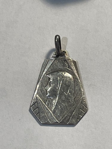 ANCIENNE MEDAILLE RELIGIEUSE PENDENTIF SCENE RELIGIEUSE SAINT PRES DU