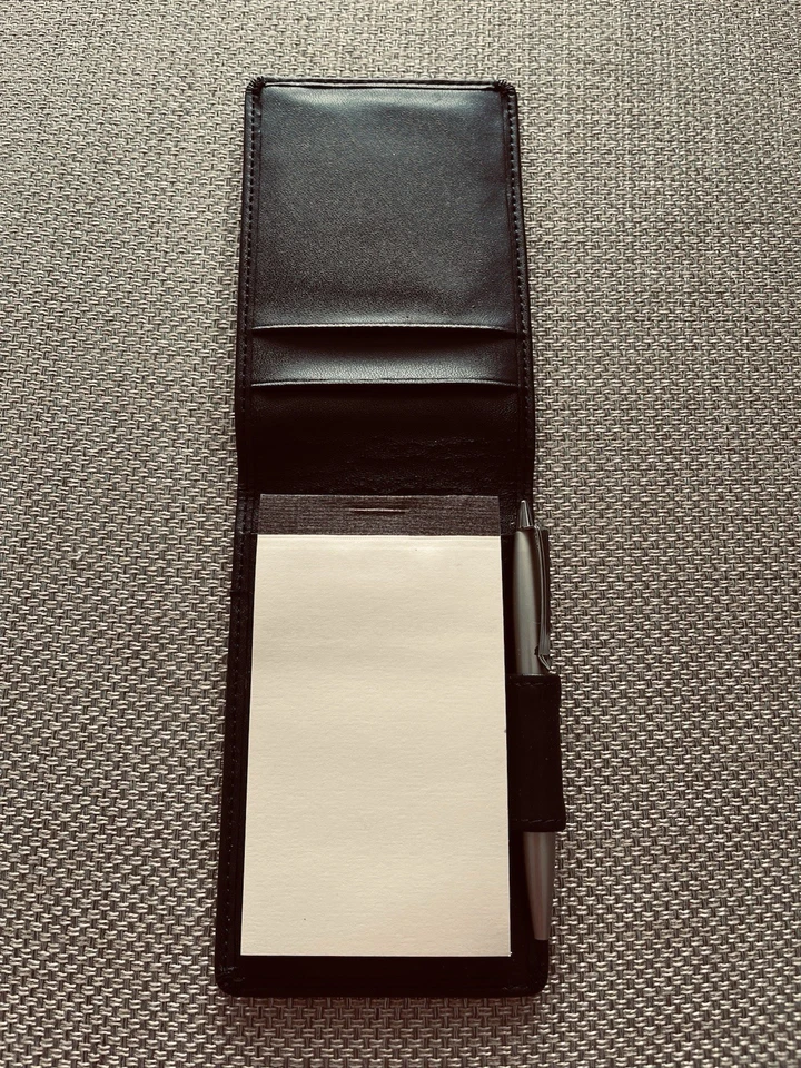 PIAGET WATCH CO. BLOC DE NOTAS REVESTIDO DE CUERO TAMAÑO BOLSILLO CON BOLÍGRAFO Foto 3 de 4