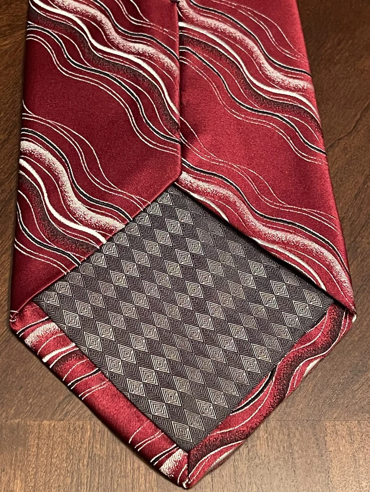 Corbata de cuello Piattelli roja platino 100 % seda para hombre hecha en China Foto 2 de 4