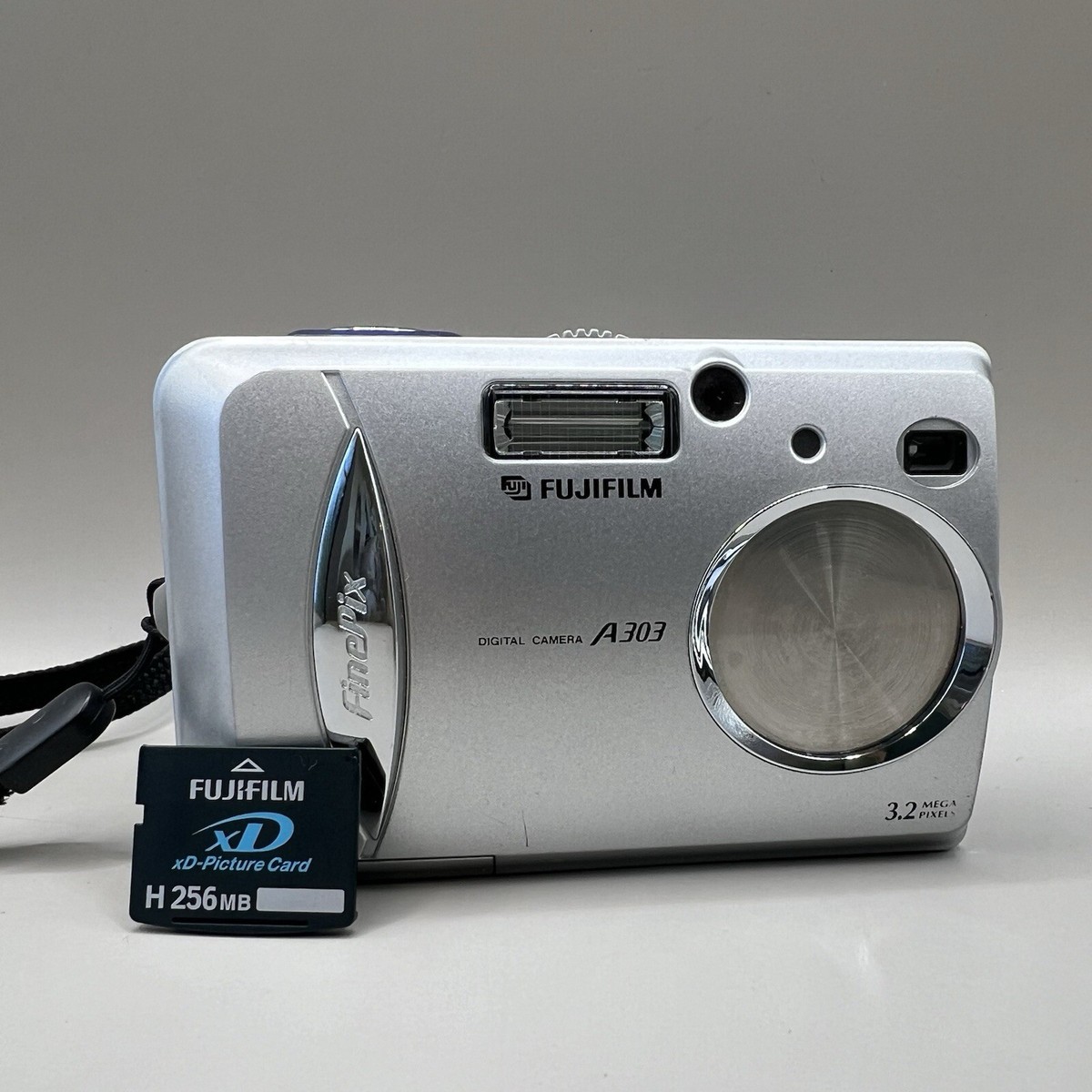 Fujifilm FinePix A303 3.2MP Compact Digital Camera + 256mb Xd