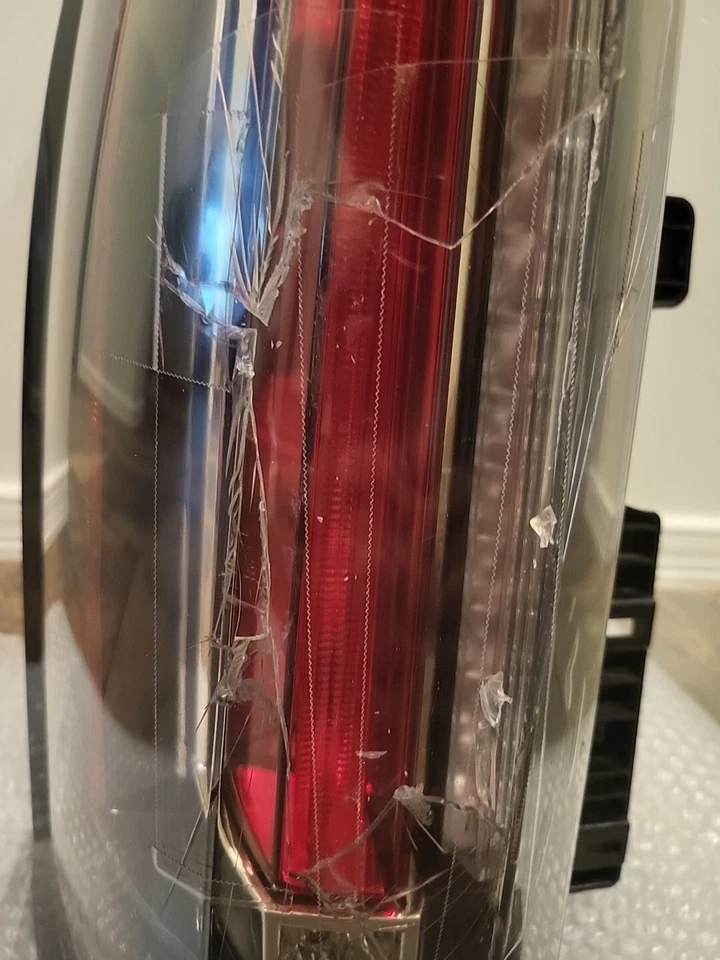 Задний фонарь со стороны водителя для Cadillac Escalade 2015–2020 годов ЛЕВЫЙ ОРИГИНАЛЬНЫЙ GM ОТ ОРИГИНАЛЬНОГО ПРОИЗВОДИТЕЛЯ — ТРЕСНУТЫЙ - Изображение 3 из 4