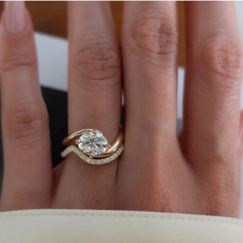 Juego de anillos de compromiso de diamantes ovalados de 1,40 quilates IGI GIA HRD creado en laboratorio oro amarillo de 14 K Foto 4 de 4