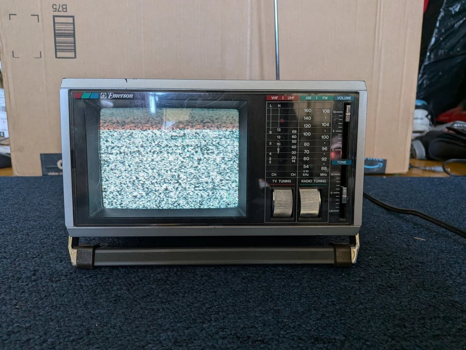 Emerson PC5 Portátil 6" Color TV Televisión Receptor AM/FM/Con Convertidor Digital Foto 2 de 4