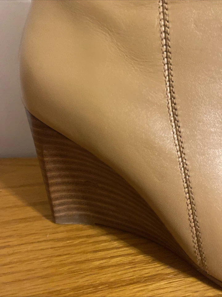 White Mountain Calf High Wedge Heel Beige Boots Size 7.5 - Imagem 3 de 4