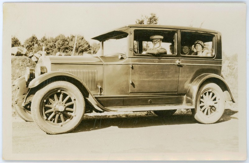 Vintage Snapshot The Arthur Woodburys in a 1926 1927 Buick Model 20 Coach Sedan