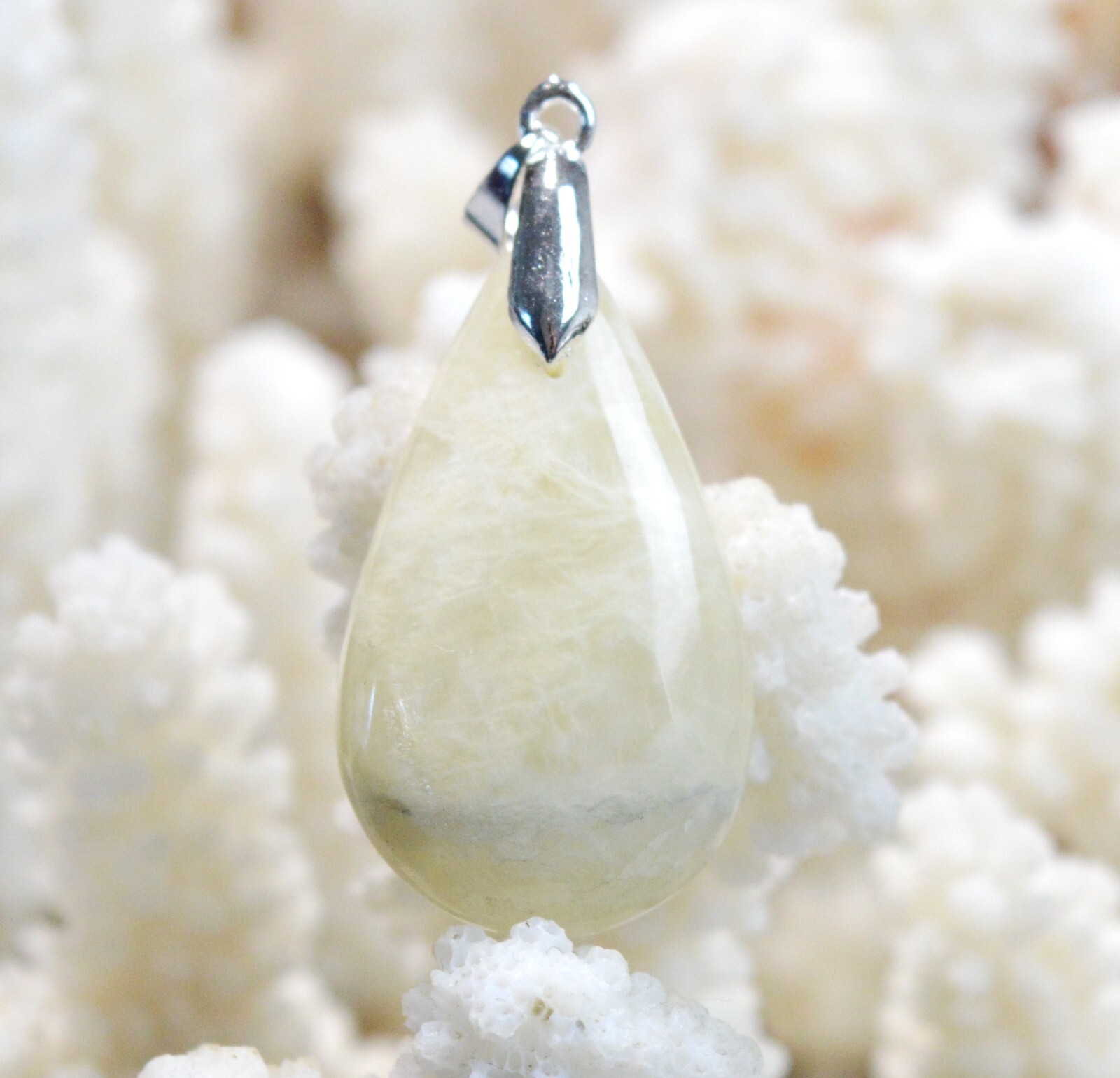 Pierre de lune jaune pendentif 31 carats cabochon naturel pour remplacer vos bijoux ternes