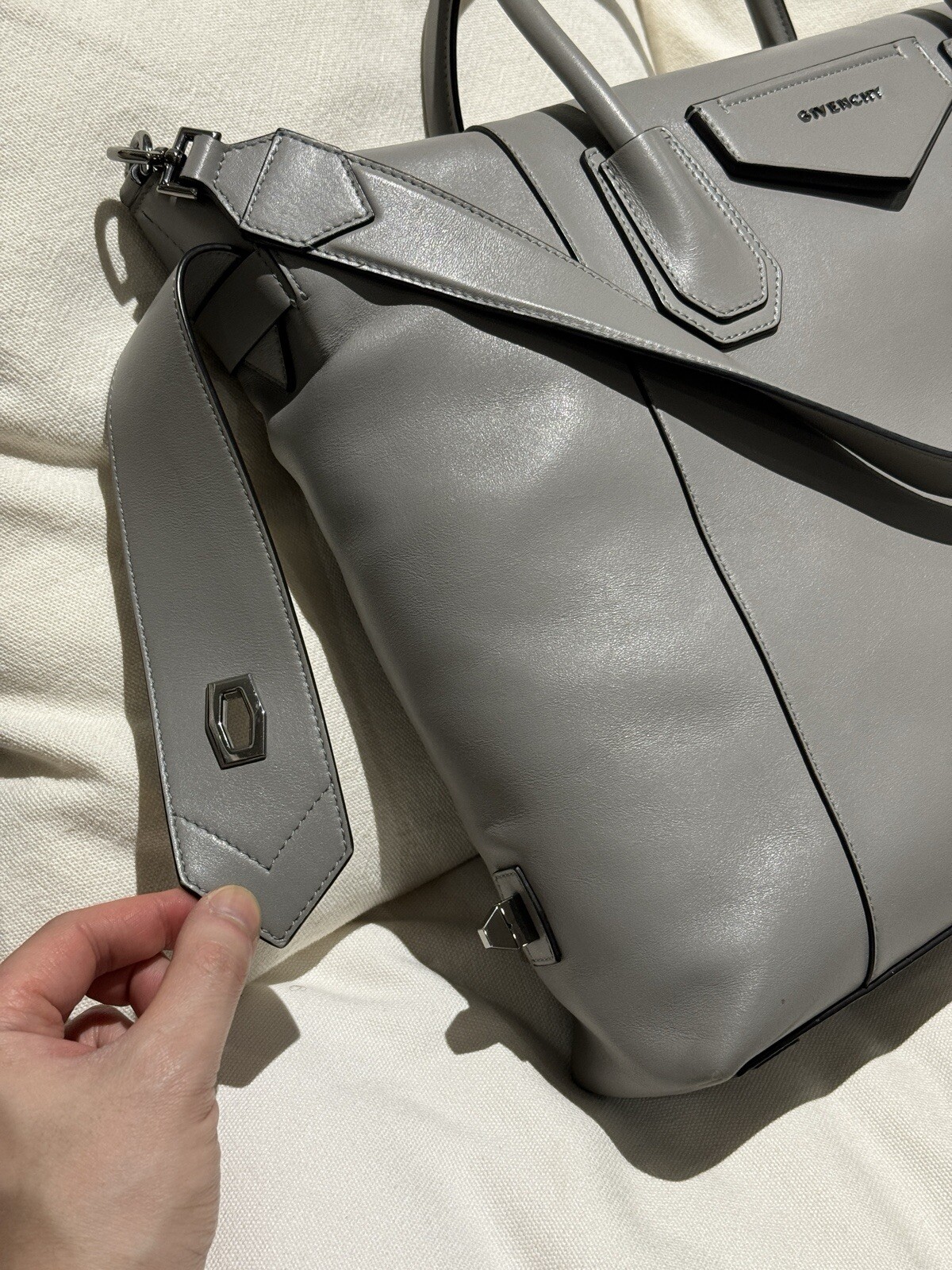 Givenchy medium Soft Antigona bag image 8