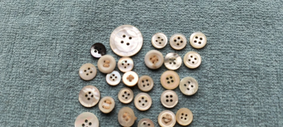 Винтажная антикварная перламутровая швабра с маленькими и детскими пуговицами и 4 отверстиями круглый лот из 30 - Изображение 2 из 4