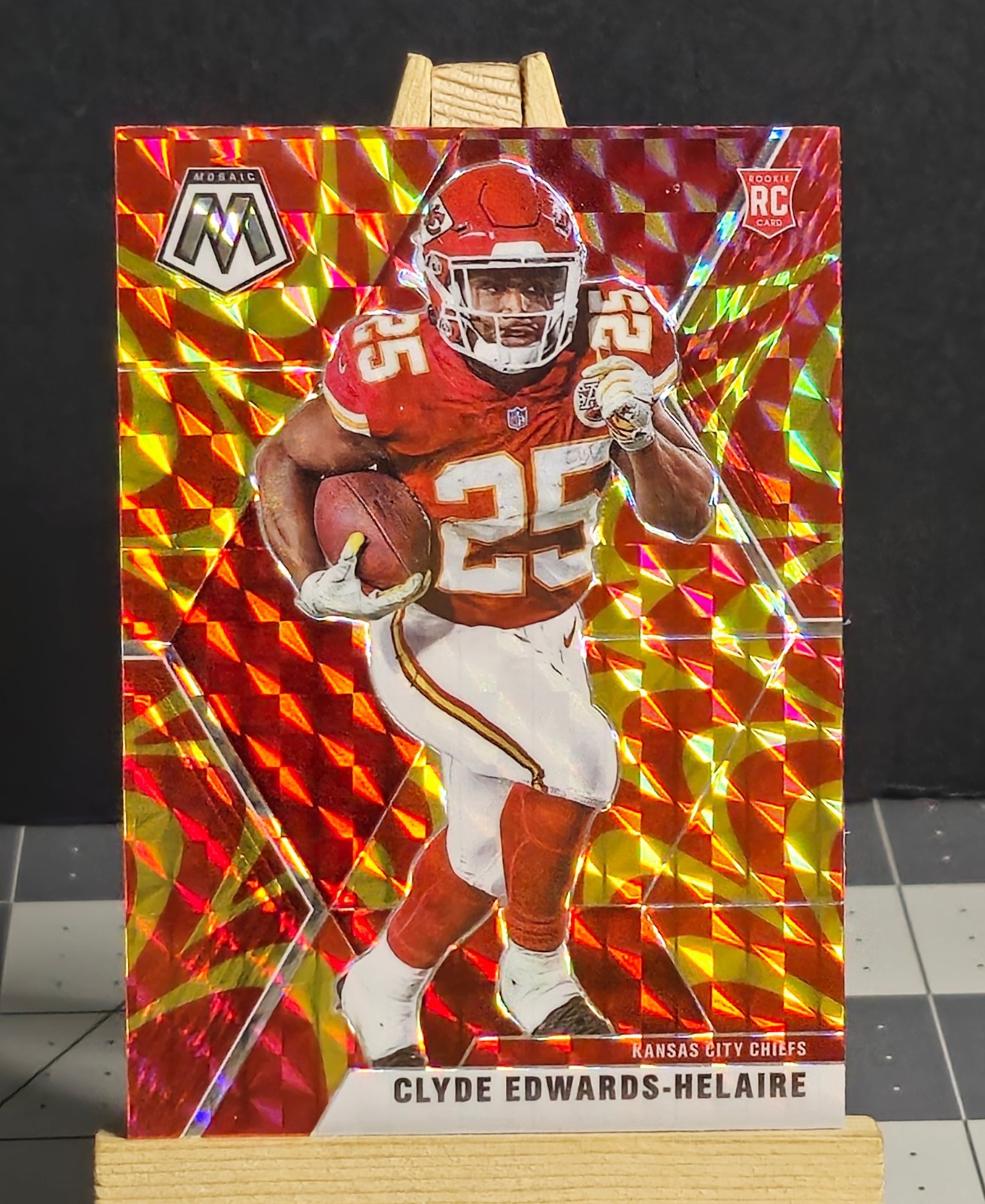 2020 Mosaic #212 Clyde Edwards-Helaire RC GOLD REACTIVE PRIZM Chiefs Rookie Card