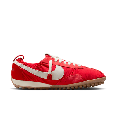 靴 24.5 Jacquemus Nike Moon Shoe SP Red Jacquemus × Nike WMNS Moon Shoe SP University Red HV8547-600